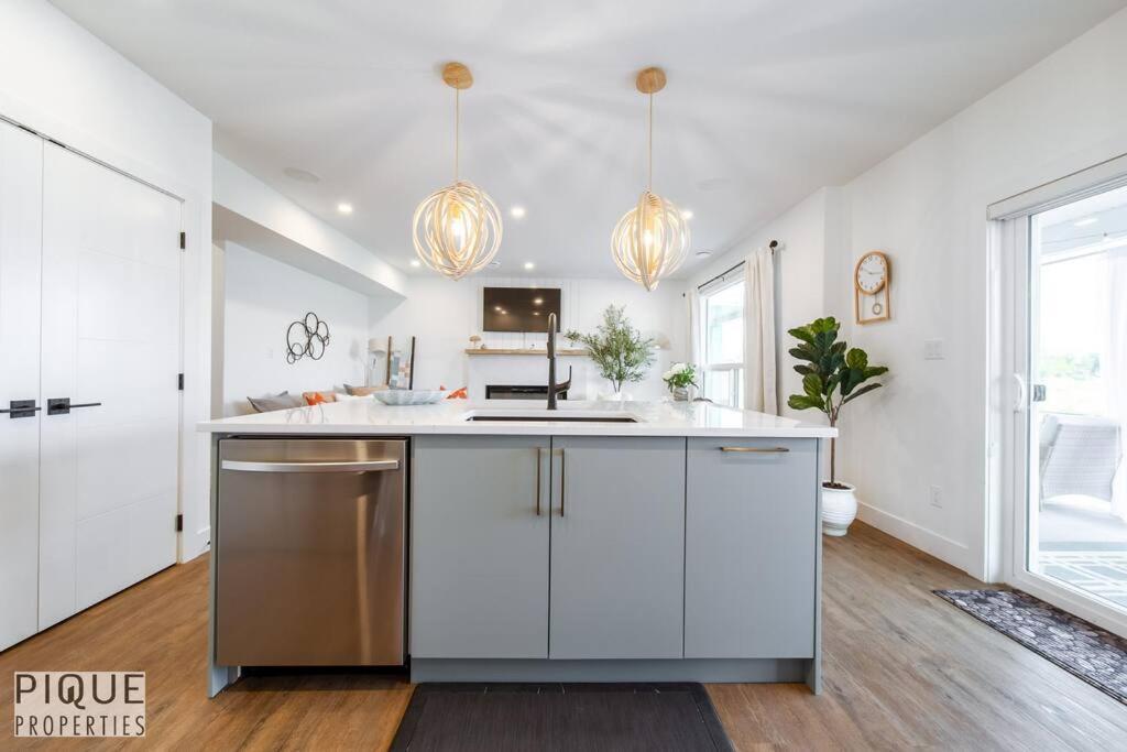 Brand New Pond Paradise - Firetable - King Bed - Ac - Bbq Apartment Edmonton
