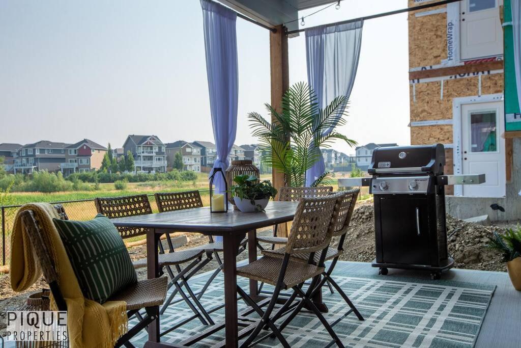 Brand New Pond Paradise - Firetable - King Bed - Ac - Bbq Edmonton